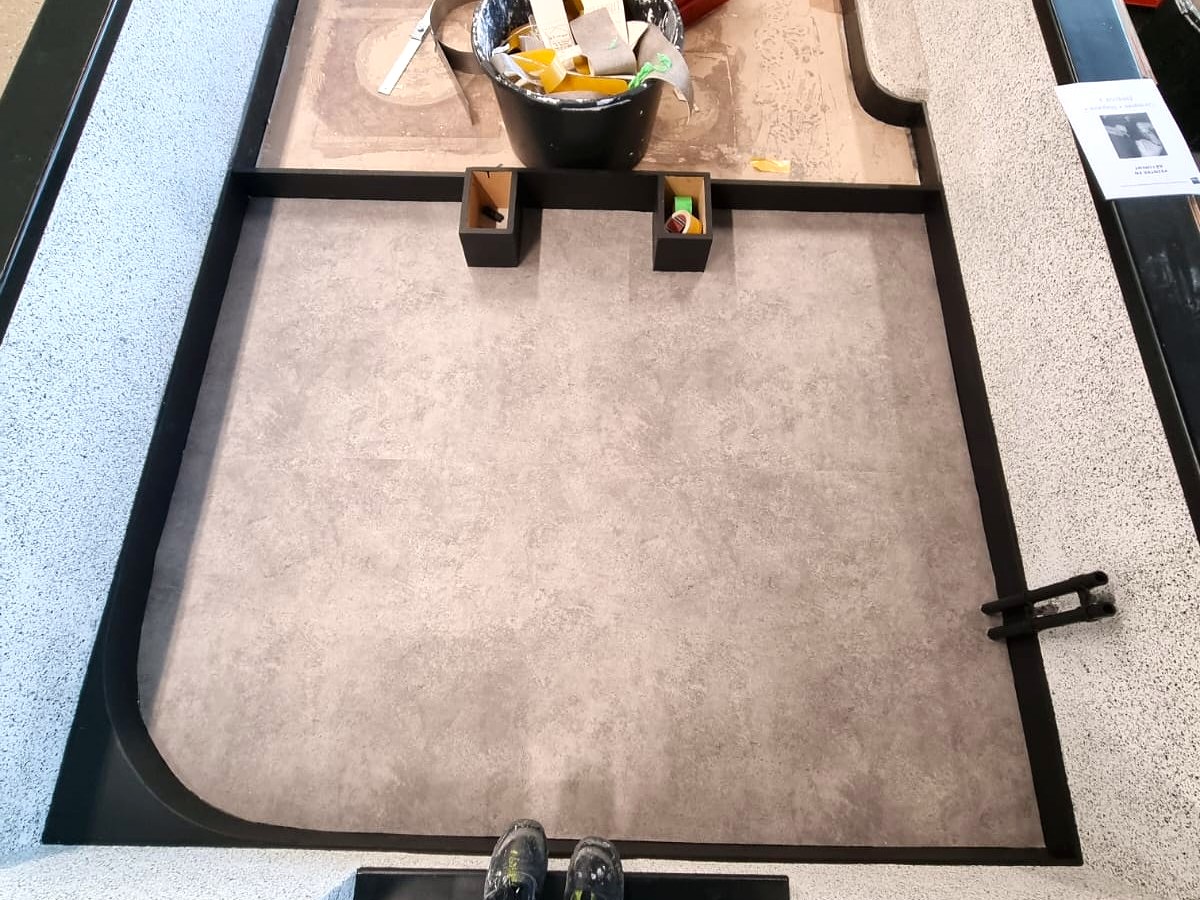 Revêtement de sol vinyle posé avec finitions arrondies et contours noirs