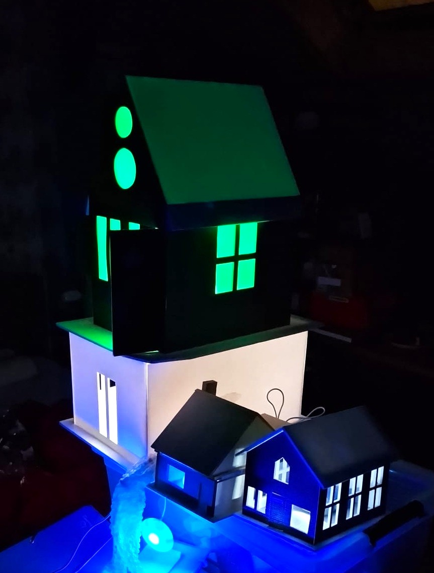 Maquette de maison éclairée par LED pour essais techniques de PHIT