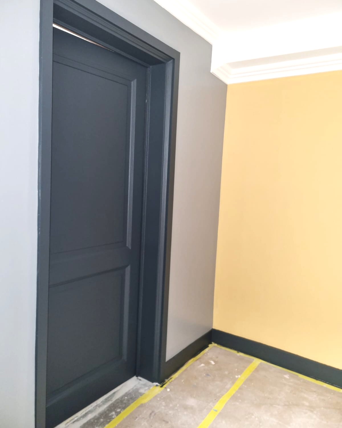 Peinture de porte intérieure avec finitions nettes et murs bicolores