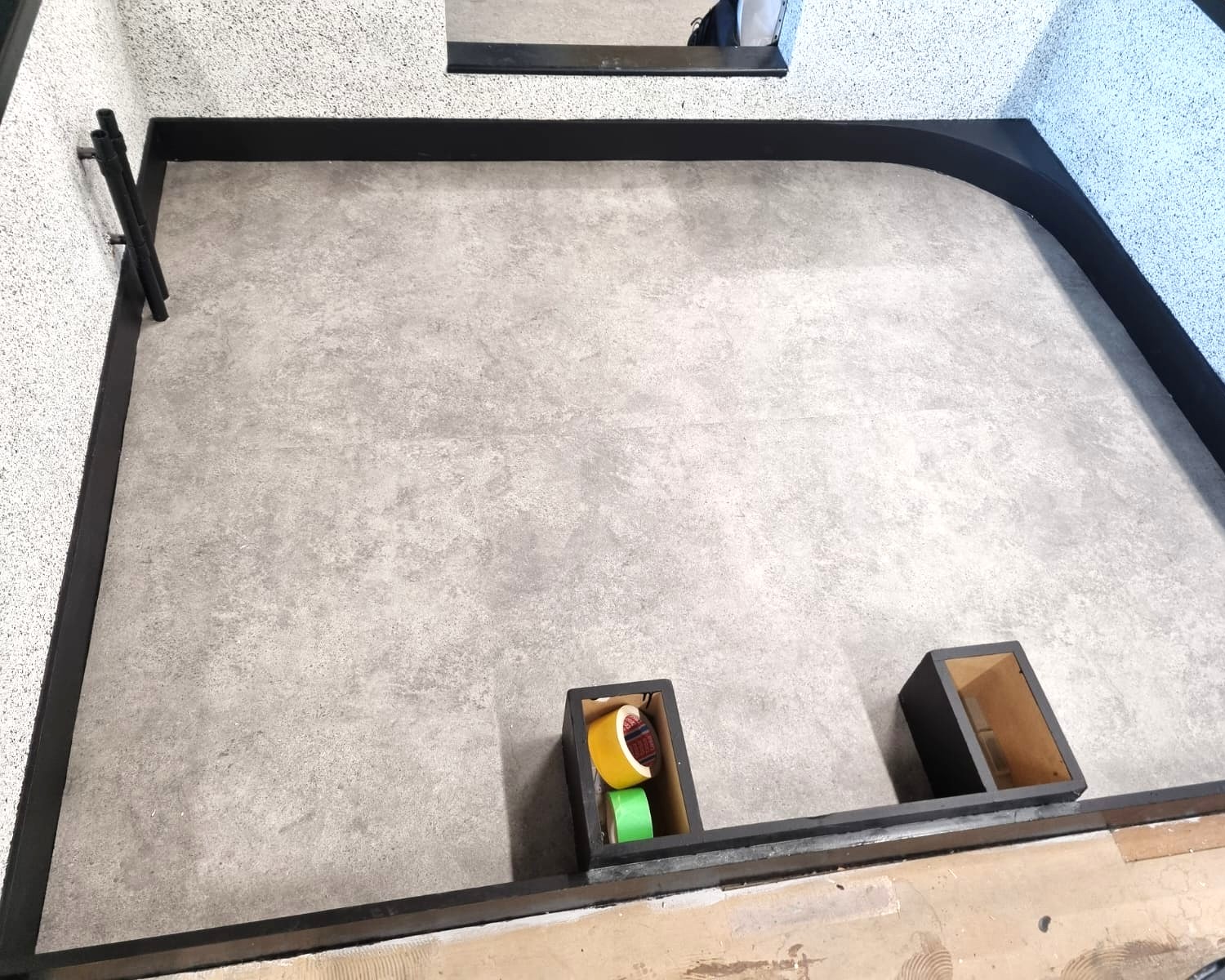 Pose de revêtement de sol vinyle et finitions des plinthes