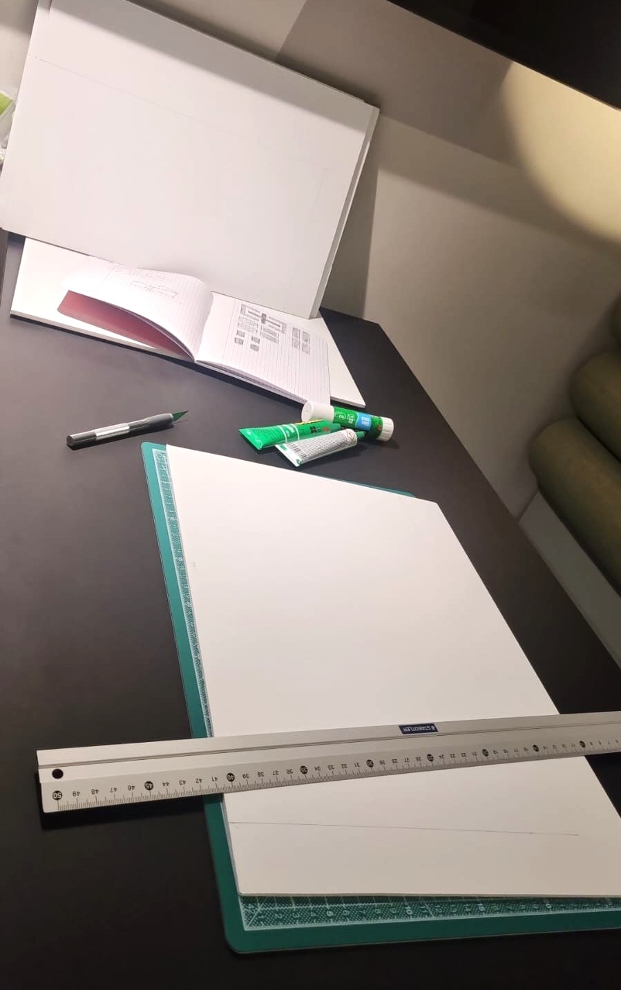 Préparation et réalisation de maquettes architecturales sur plan de travail