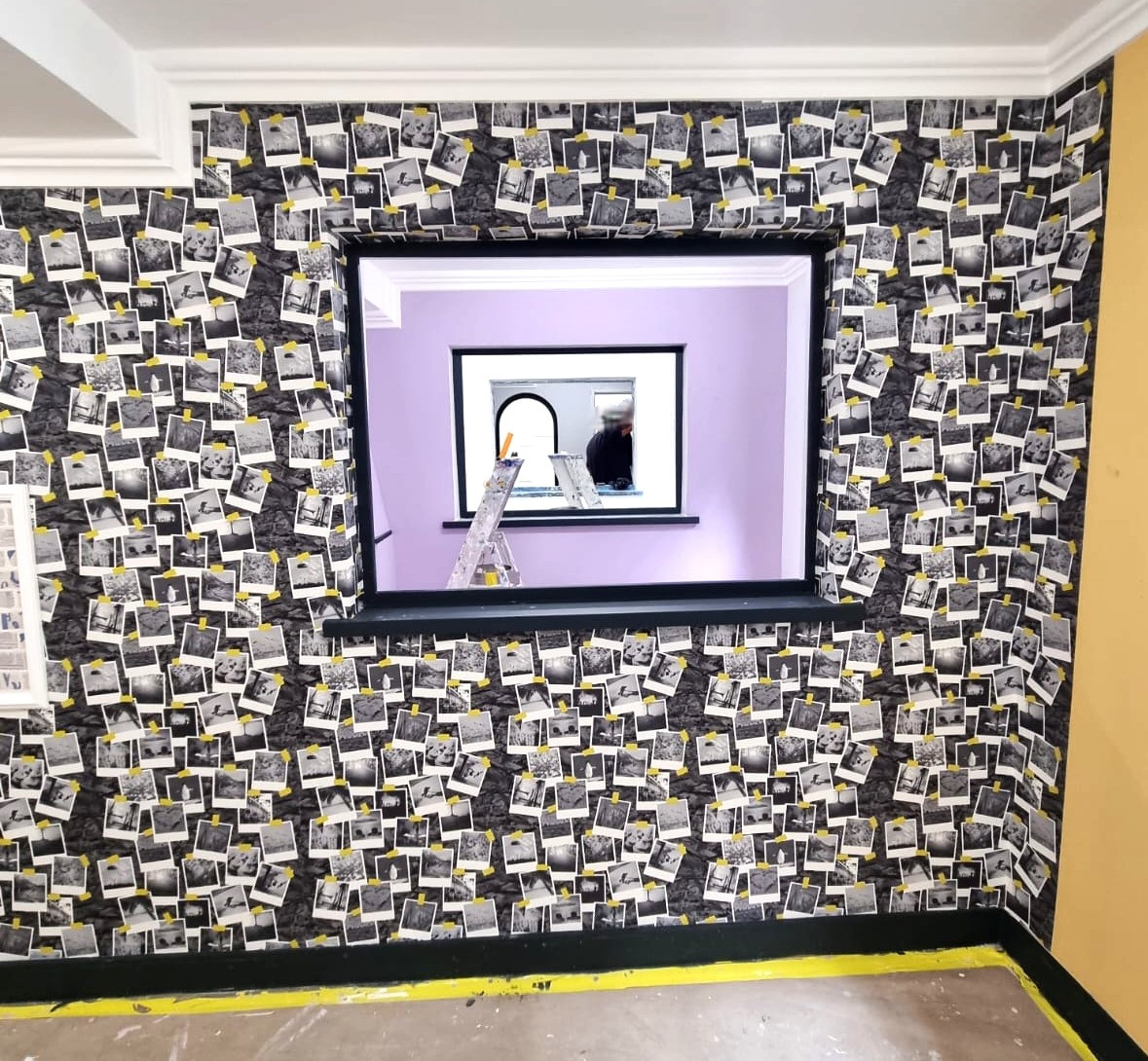 Pose de tapisserie décorative avec cadre mural et motif de photographies en noir et blanc